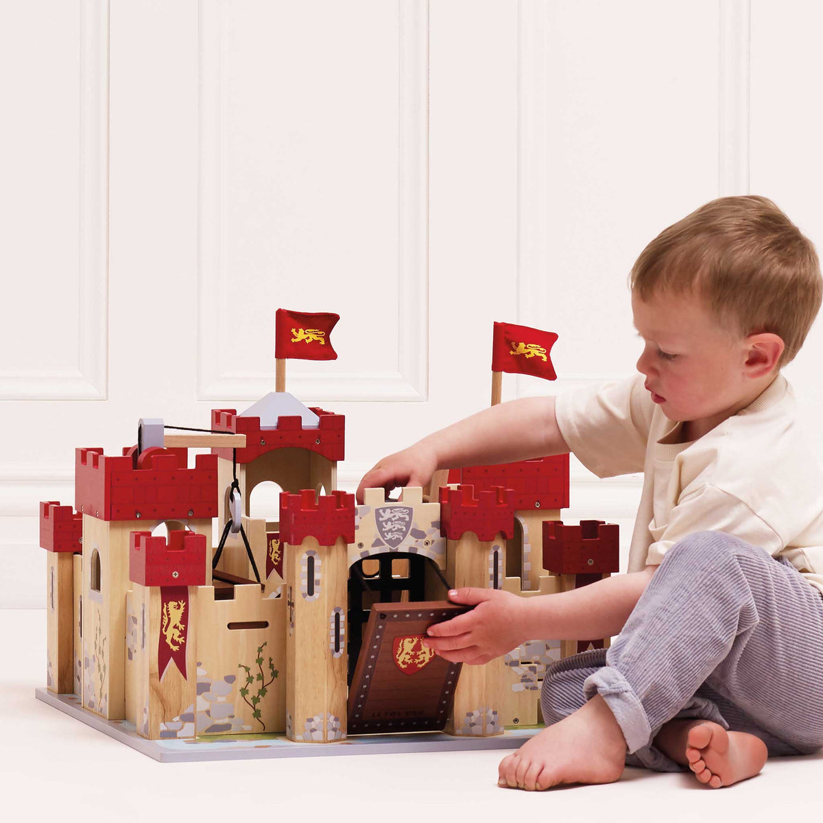 Le Toy Van, Inc. - Lionheart Wooden Castle