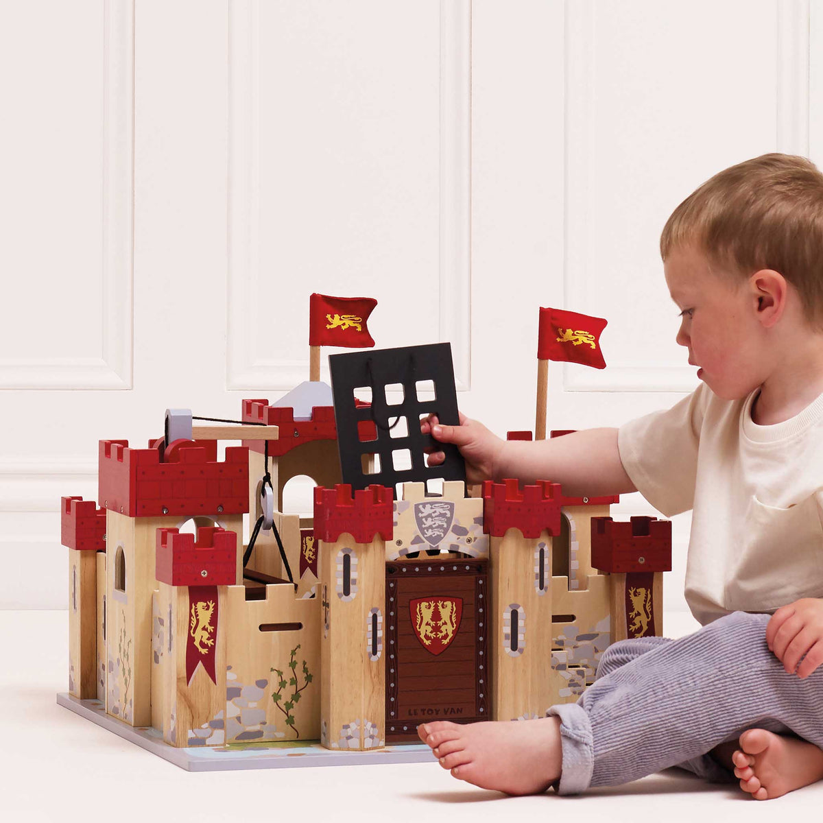 Le Toy Van, Inc. - Lionheart Wooden Castle